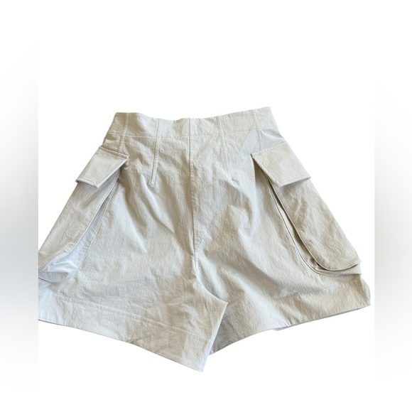 Lululemon Relaxed-Fit Super-High-Rise Cargo Short 4" in Bone - Picture 9 of 10